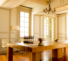 Au fil des années, de nombreuses Propriétés prestigieuses rejoignent l’Association. Ambassadrice du système des Primeurs, l’Union instaure un moment dédié, la « Semaine des Primeurs », rassemblant chaque année à Bordeaux plusieurs milliers de professionnels internationaux et journalistes.
